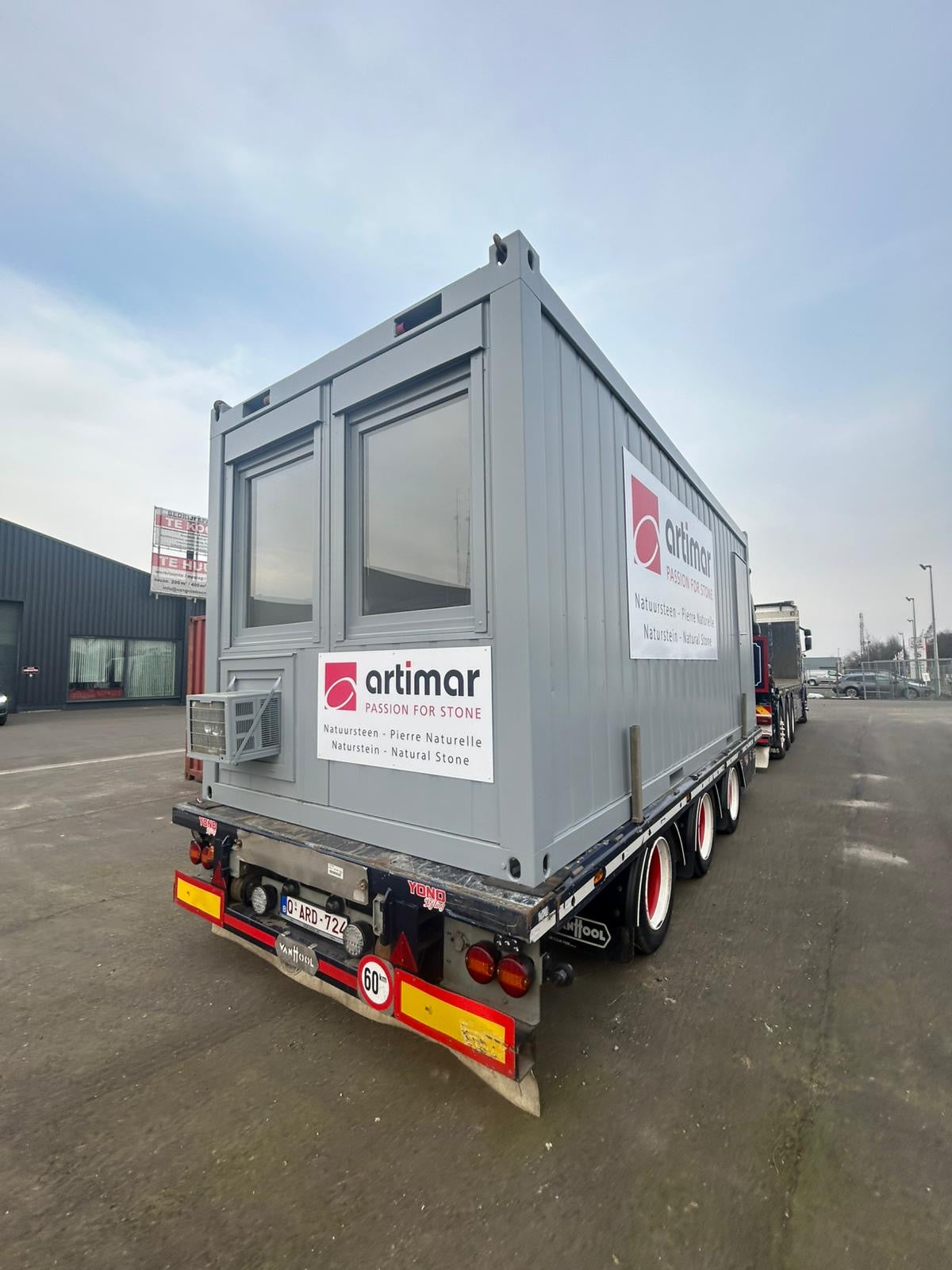 Bureelcontainer met apart toilet en kleine keukenblok