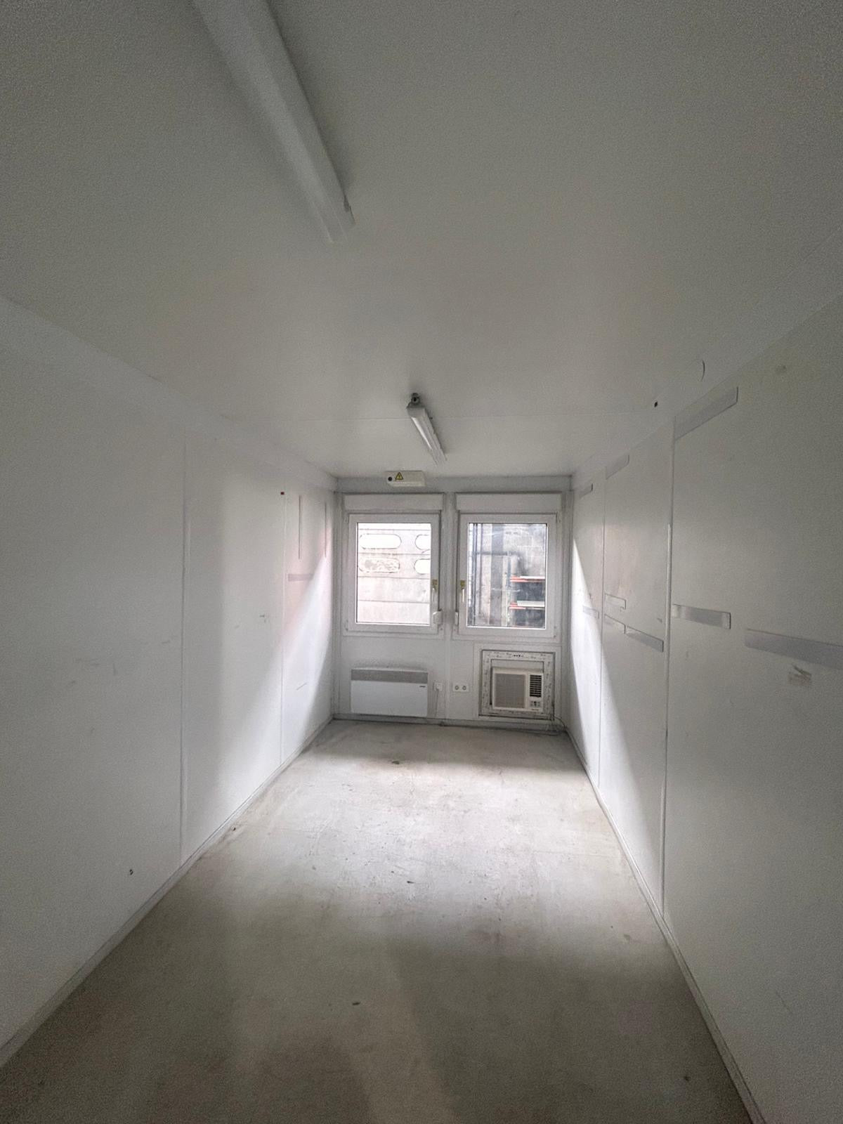 Bureelcontainer met apart toilet en kleine keukenblok