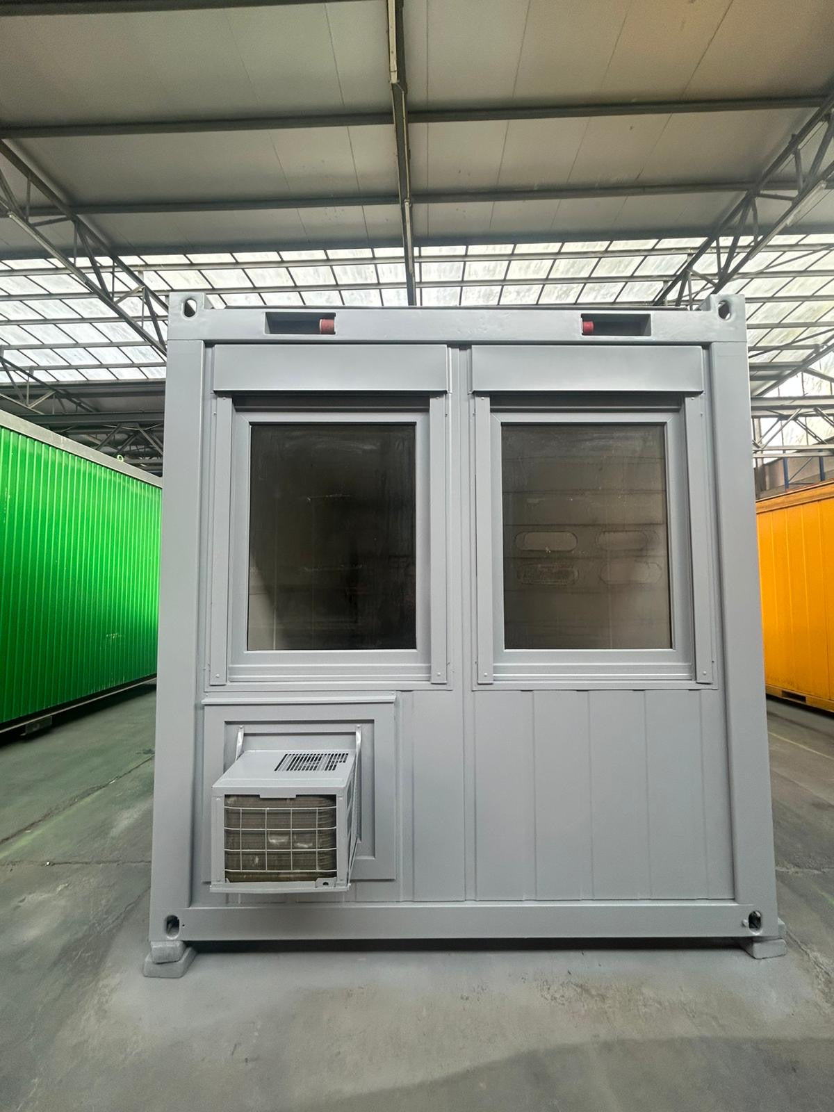 Bureelcontainer met apart toilet en kleine keukenblok