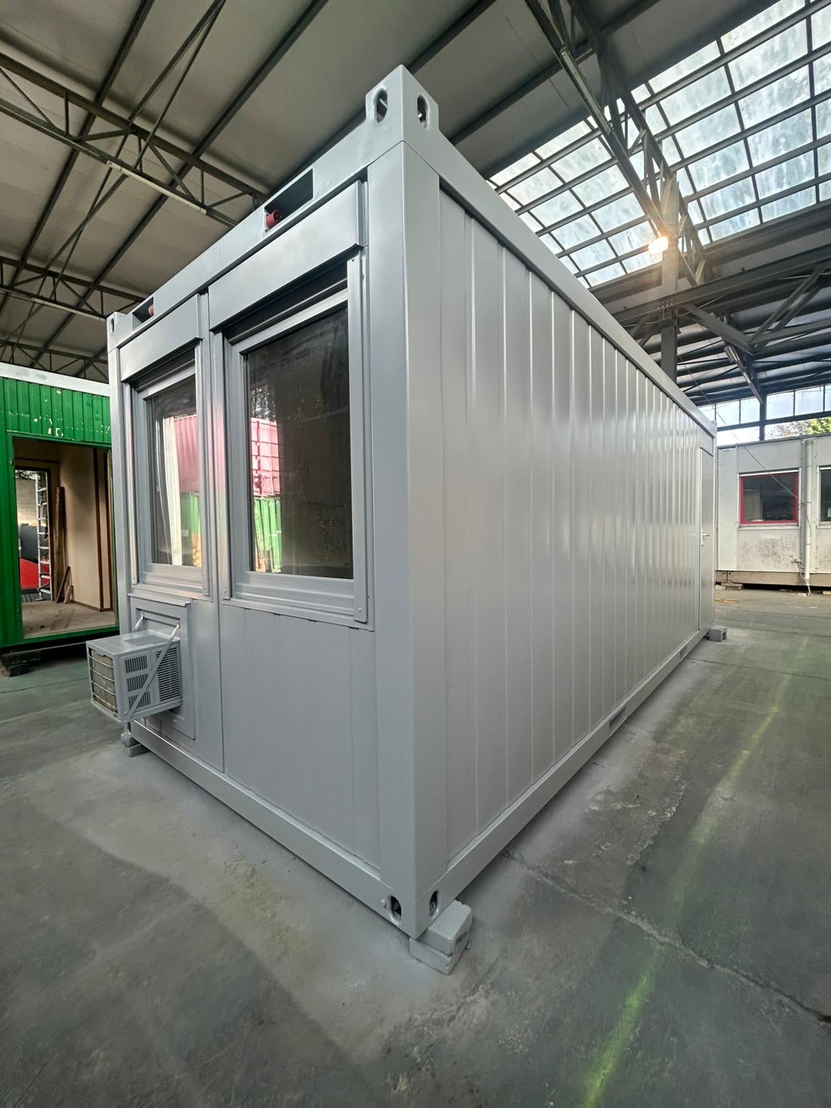 Bureelcontainer met apart toilet en kleine keukenblok